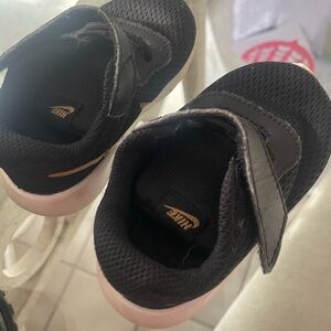 Nike Black Sneakers with Breathable Mesh and Low-Cut Design